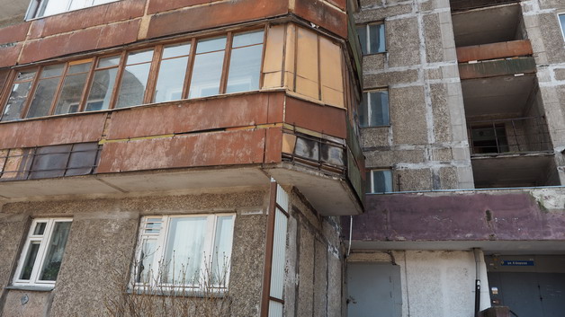 старый жилой советский дом